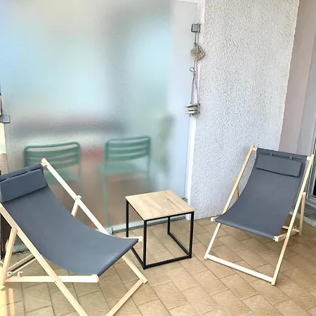 Daire Sur Le Port Apercu Mer. *