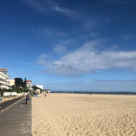 Sur Le Port Apercu Mer.