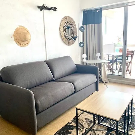 Sur Le Port Apercu Mer. *