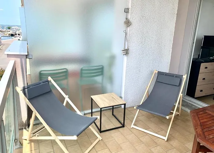 Daire Sur Le Port Apercu Mer. *