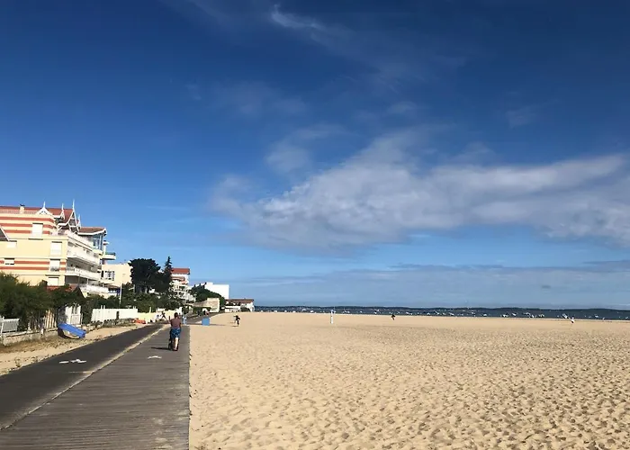 Sur Le Port Apercu Mer.