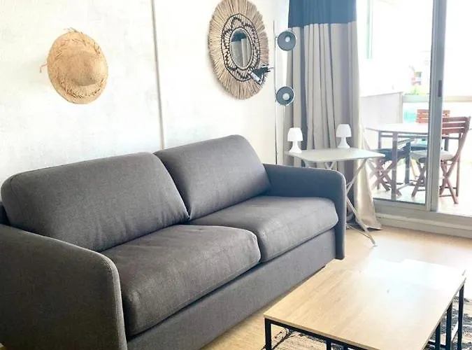 Sur Le Port Apercu Mer. *